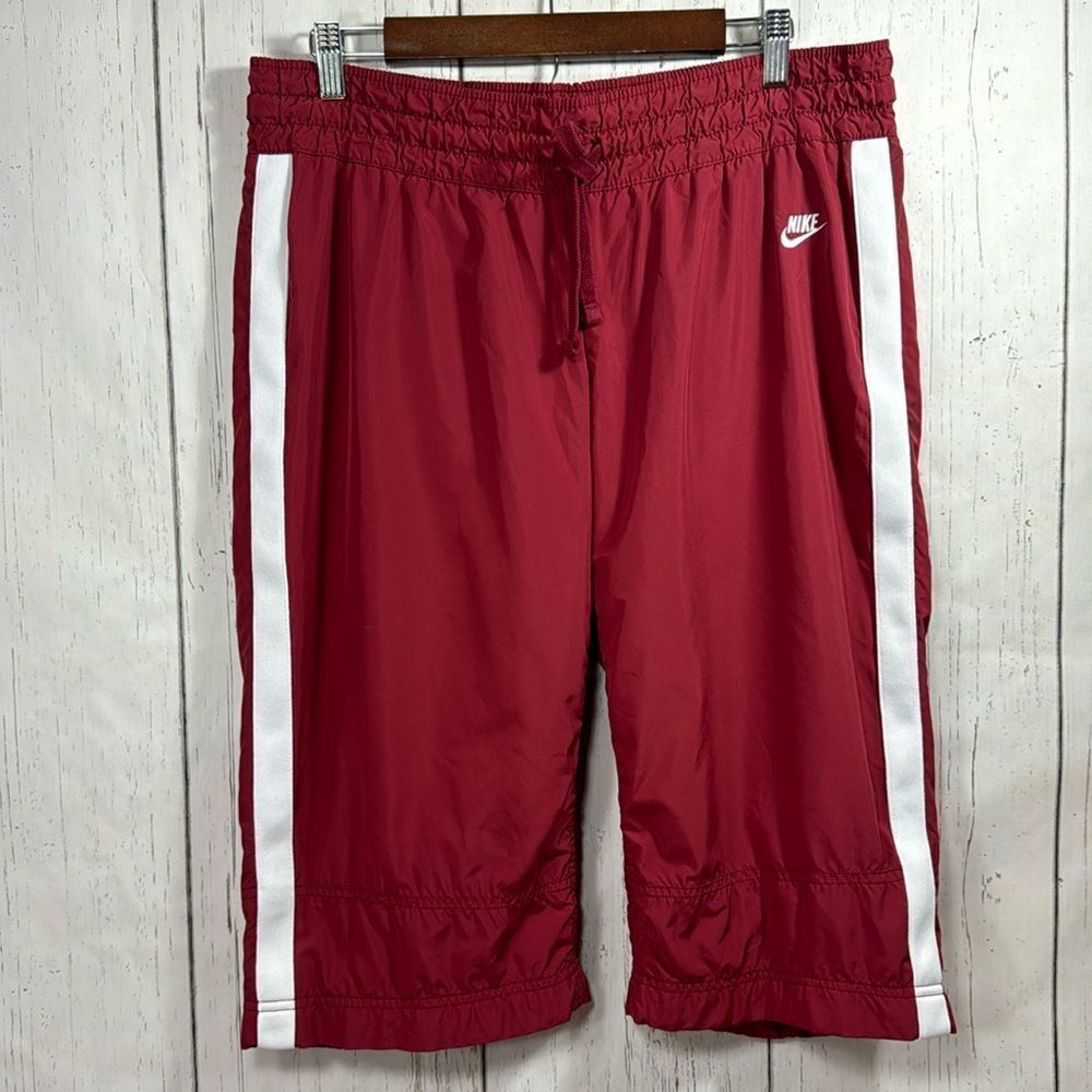 Nike Windbreaker Red Mid Rise Elastic Waist Drawstring Athleisure Bermuda Shorts
